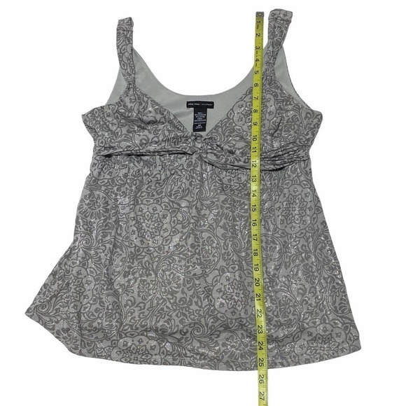 NEW York & Company Gray Floral Blouse Size Medium - Picture 8 of 9